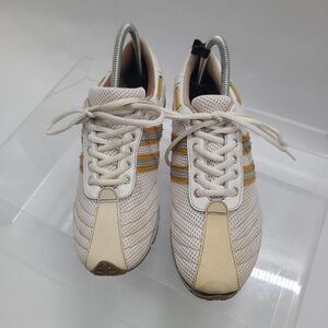 NM70 Sneakers Lace Up Tennis Shoes Ladies Sz 10 / 41 Tan & Gold